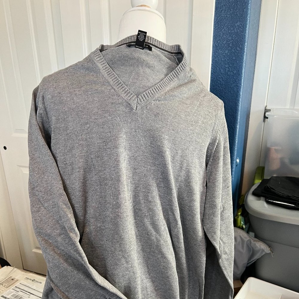 Grey Van Heusen Men's V-Neck sweater Sz M